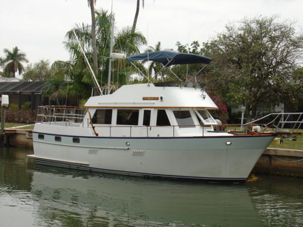 39' Universal Sundeck Trawler