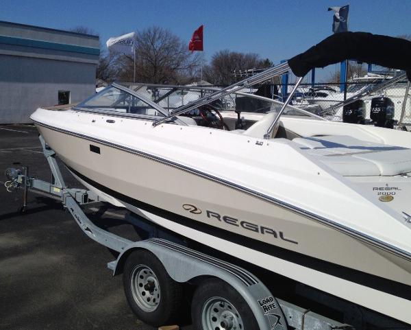 20' Regal 2000 Bowrider with Trailer