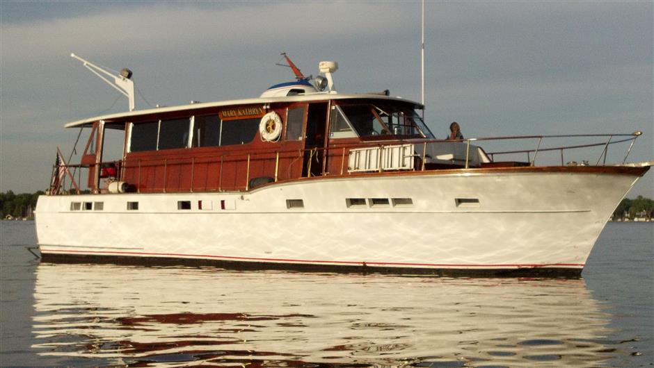 56' chris craft salon motor yacht