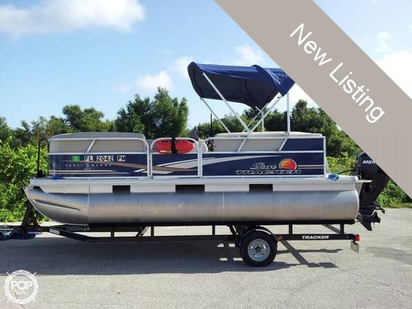 18' Sun Tracker 18 DLX Party Barge