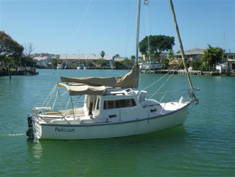 23' COM PAC CP 23 pilothouse