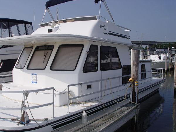 41' Gibson 41 Cabin Yacht Houseboat with Two Stations