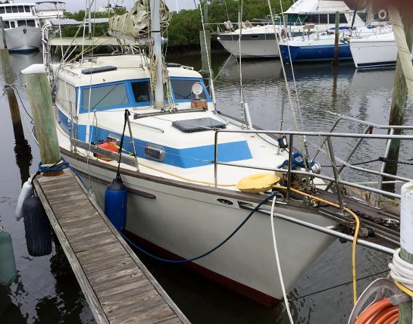 36' Pearson 365 Pilothouse