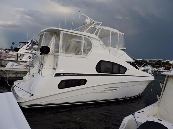 39' Silverton 39 Flybridge Motor Yacht