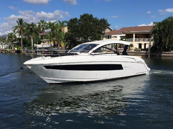 39' Cruisers Yachts 3900 Express Coupe
