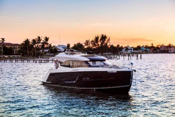 52' CARVER YACHTS C52 Coupe