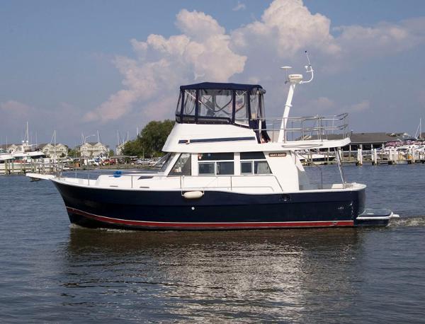 39' Mainship 390 Trawler