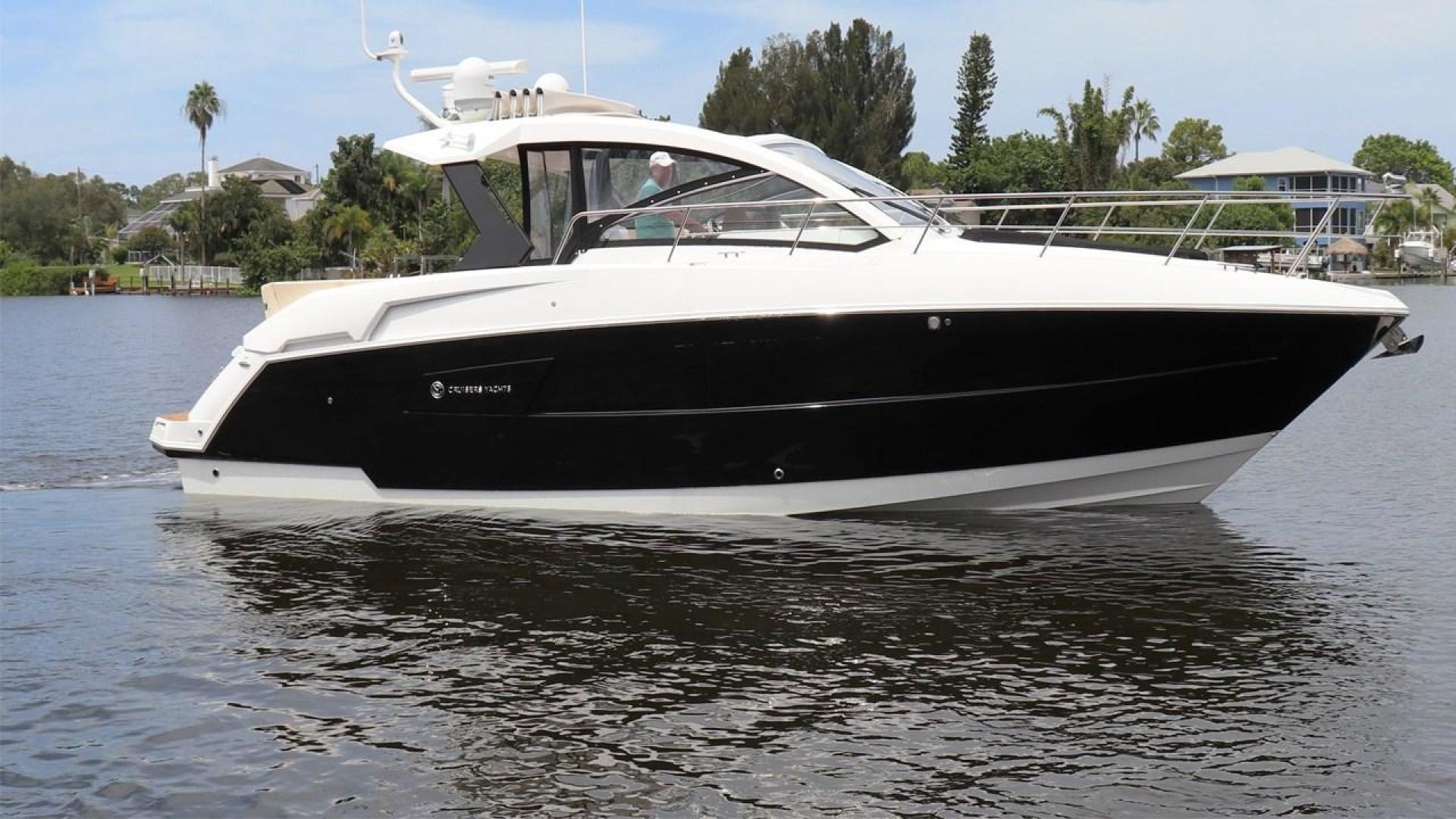 39' Cruisers Yachts 390 Express Coupe