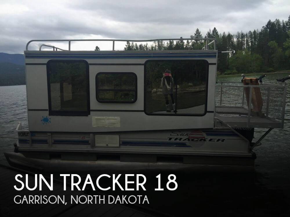 18' Sun Tracker 18 Tritoon cabin