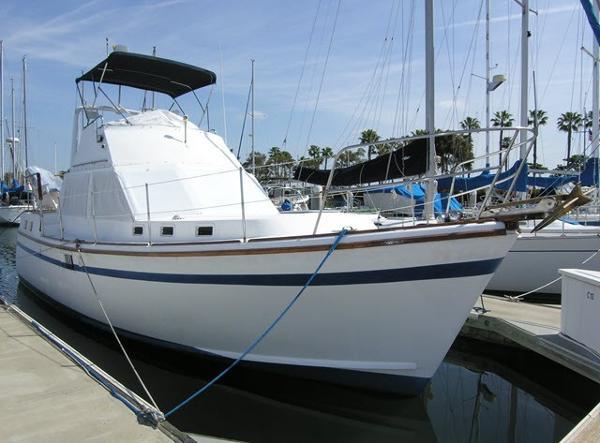 38' Marine Trader Aft Cabin Sundeck