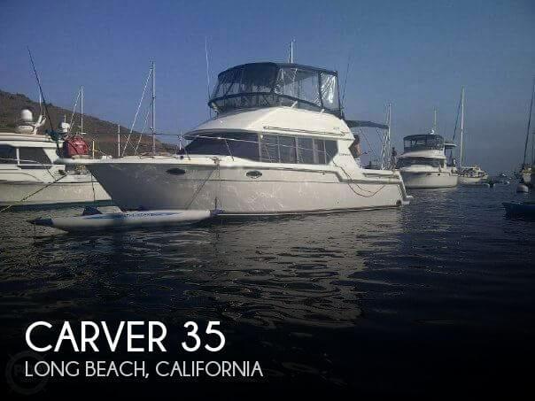 32' Carver 320 Voyager