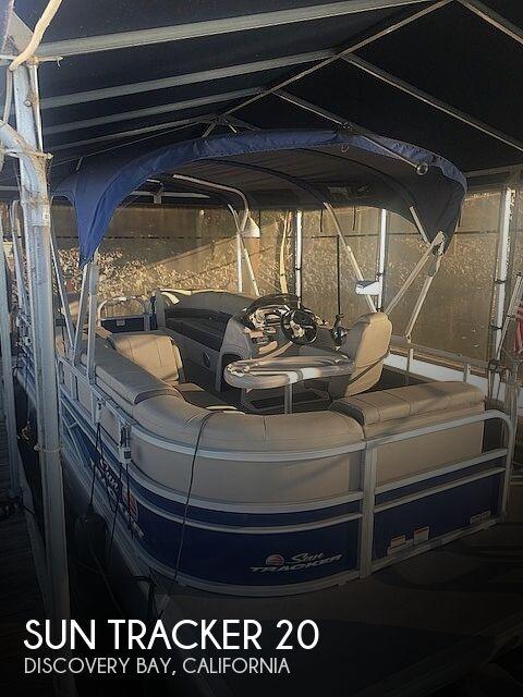 22' Sun Tracker 20 DLX Party Barge