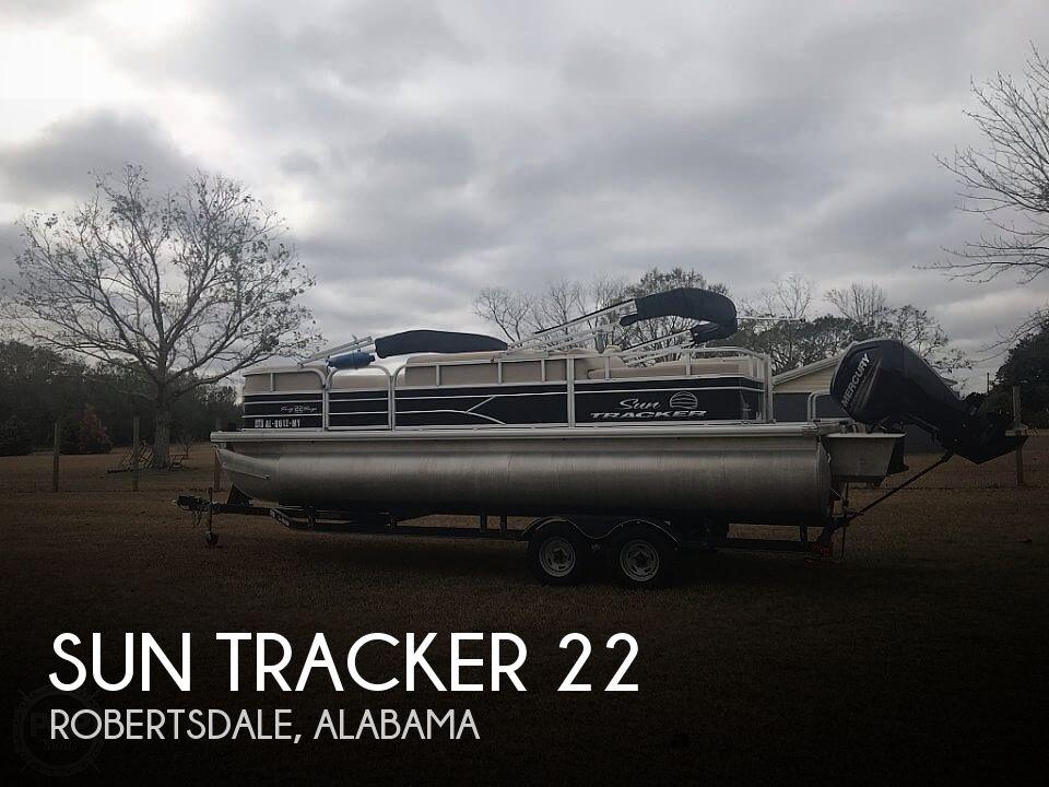 22' Sun Tracker Party barge 22 dlx