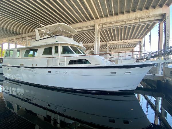 hatteras 58 cockpit motor yacht