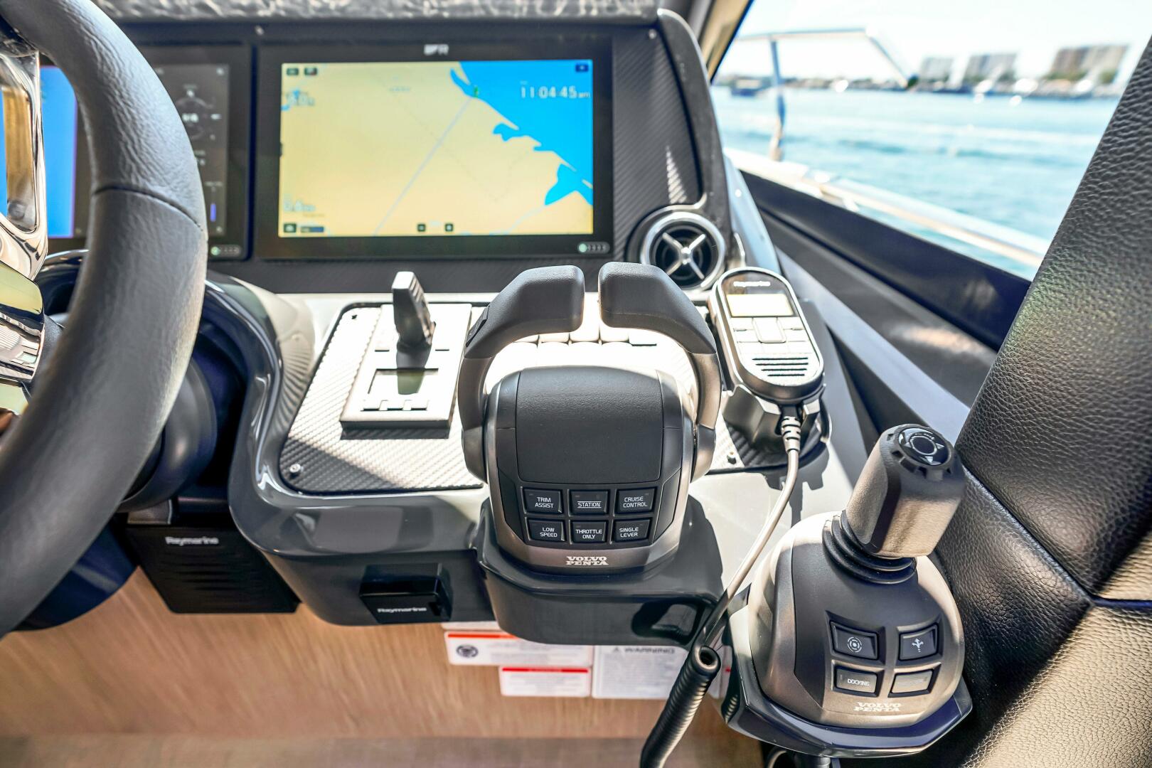 Slide: The Image of 2025 Absolute 47 Flybridge- Helm - 5281039