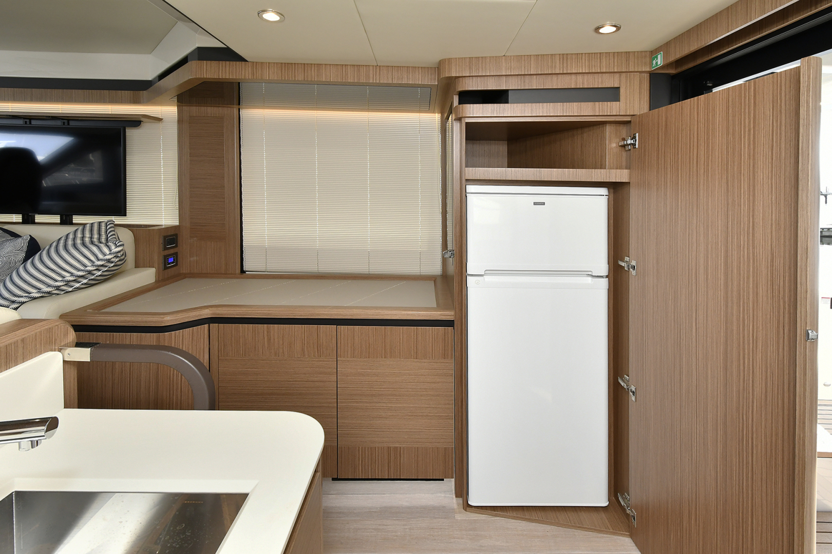 Slide: The Image of Salon/ Galley - 1073065