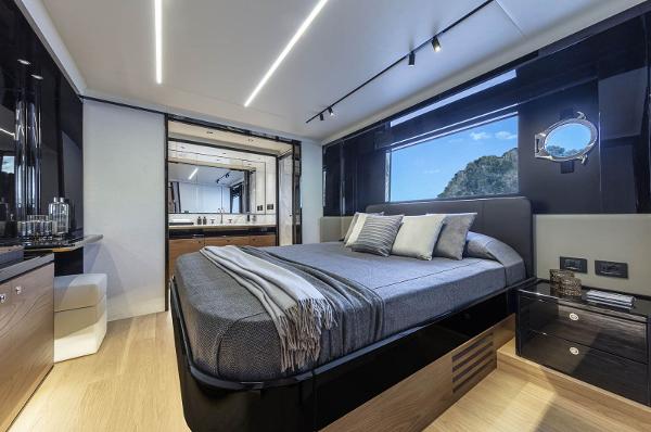 Slide: The Image of Absolute Navetta 64 2024 - 11