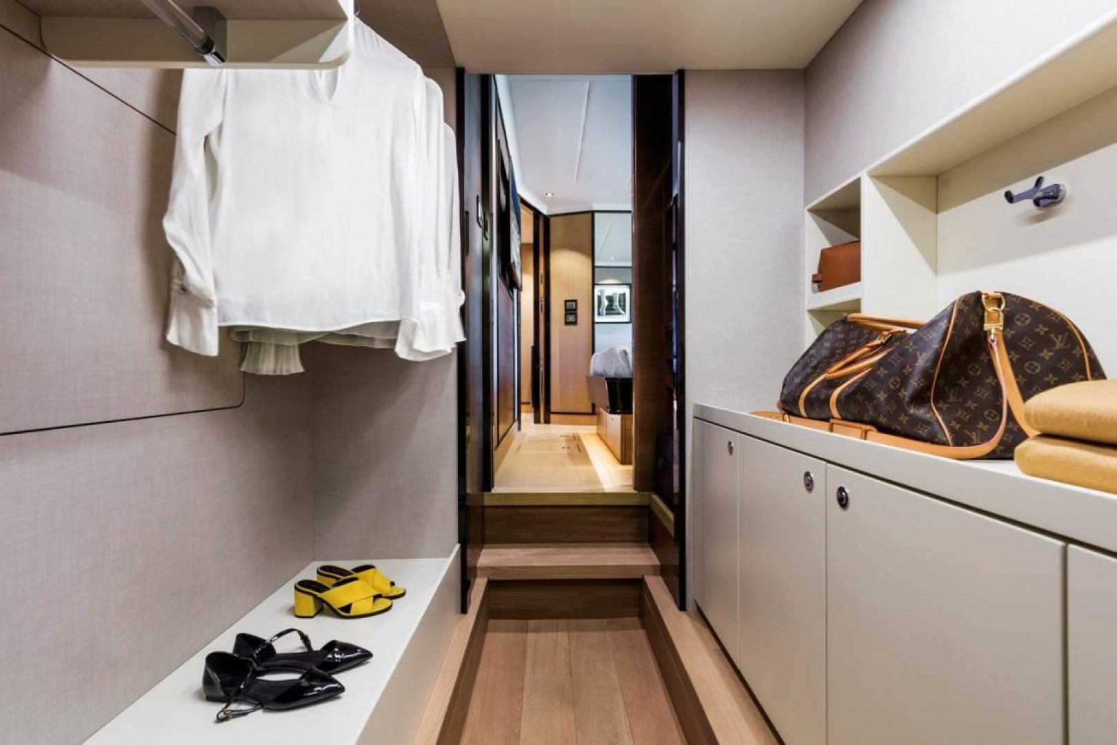 Slide: The Image of VIP Closet - 1202164