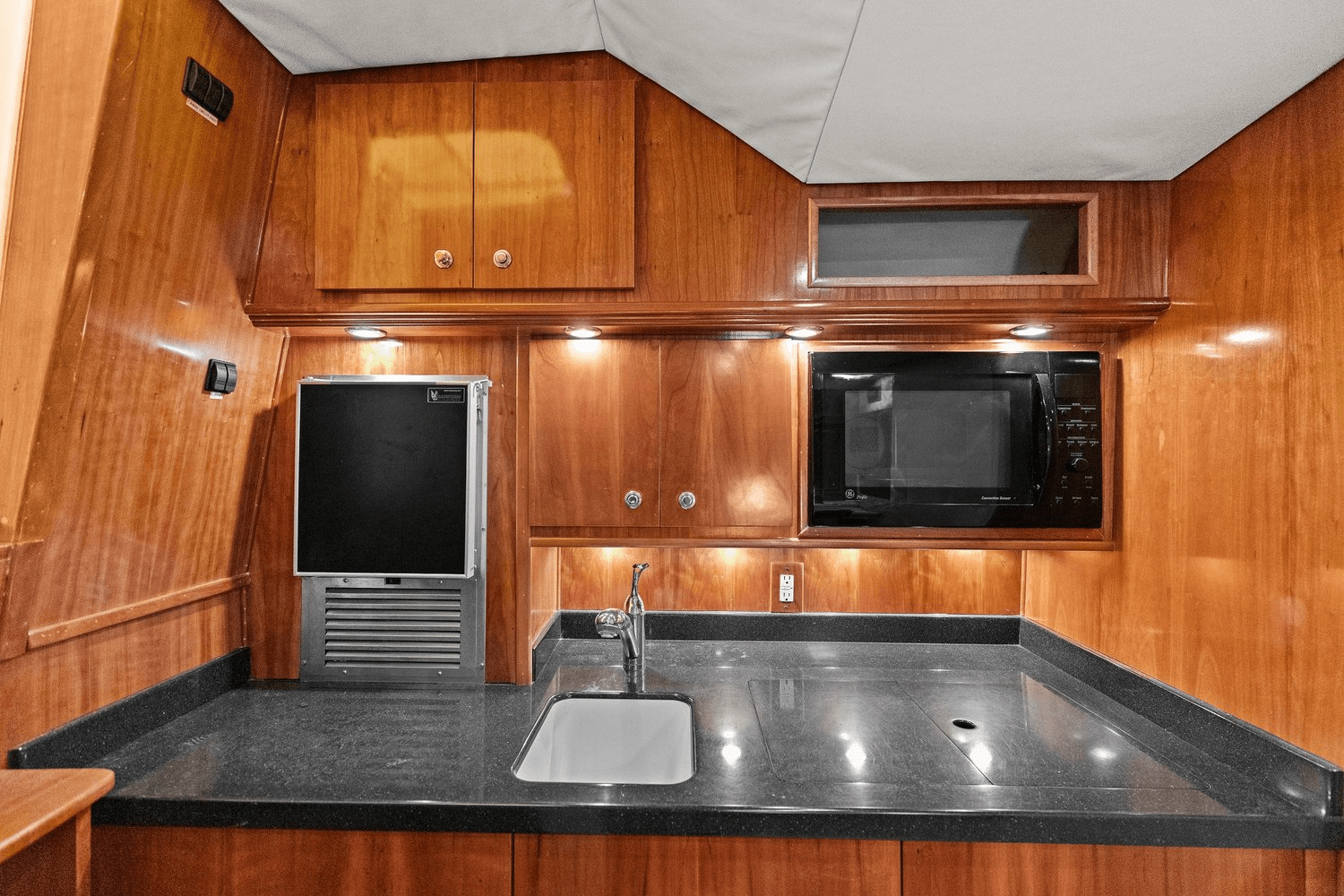 Slide: The Image of Albemarle 410 EXPRESS FISHERMAN 2004 - 39