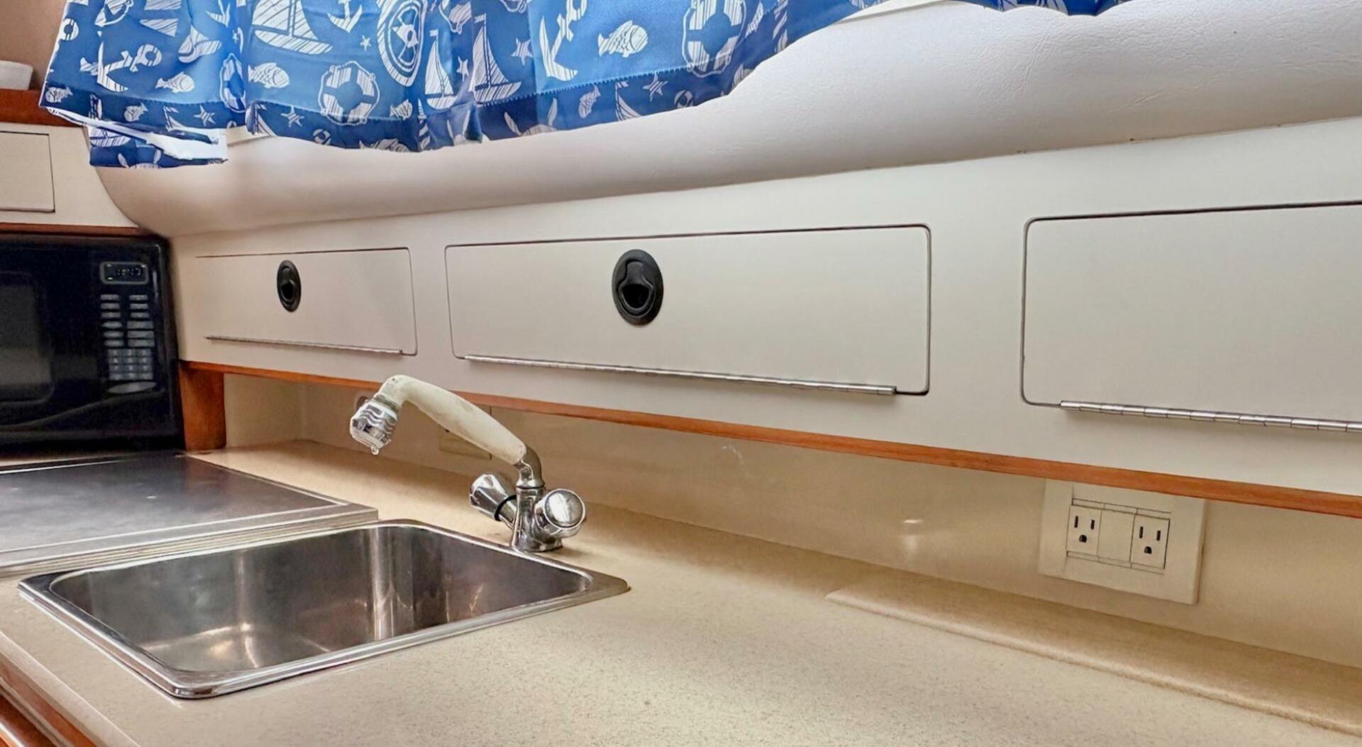 Slide: The Image of Albin 35 Command Bridge 2005 - 5322280