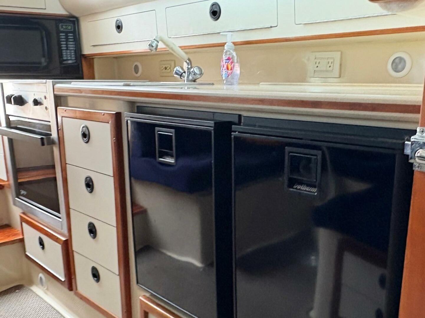 Slide: The Image of Albin 35 Command Bridge 2005 - 5322285