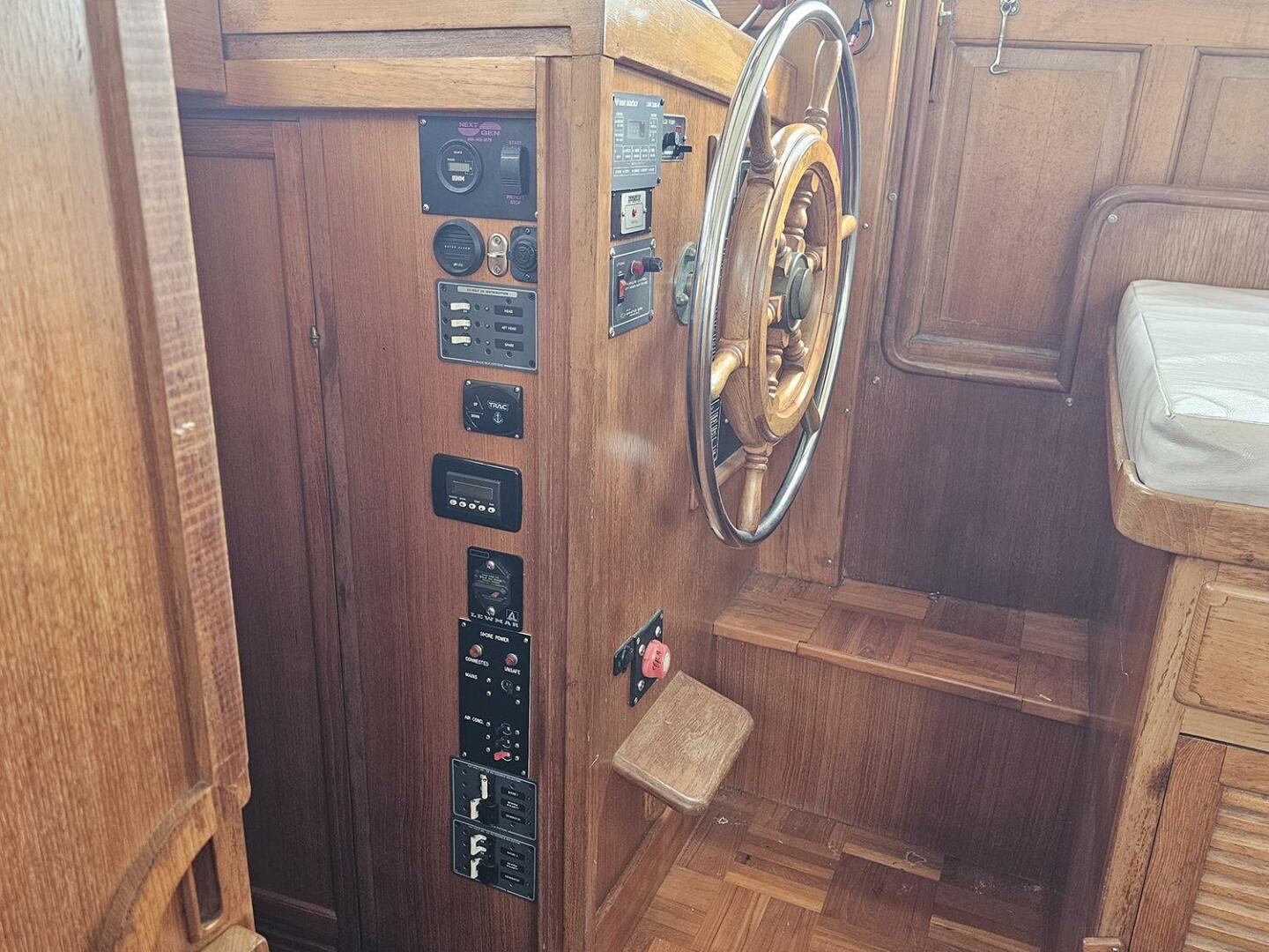 Slide: The Image of Albin 36 Trawler 1988 - 6