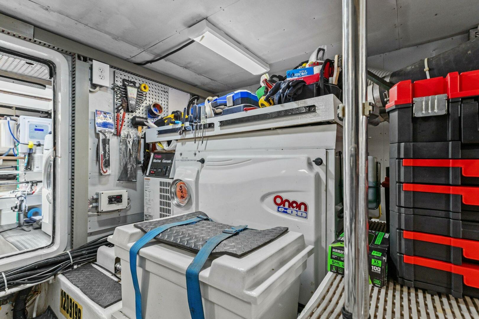 Slide: The Image of 2008 Altima Sedan 52 "Sunshine and Happiness" - Engine room - 5085804