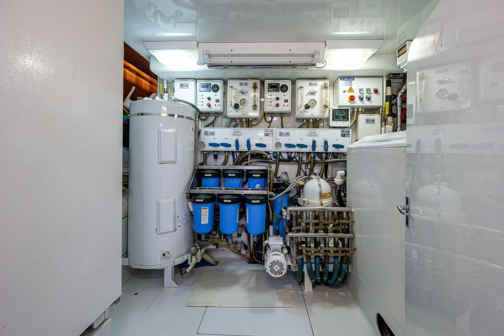 Slide: The Image of Amer Enclosed Flybridge 2001 - 32