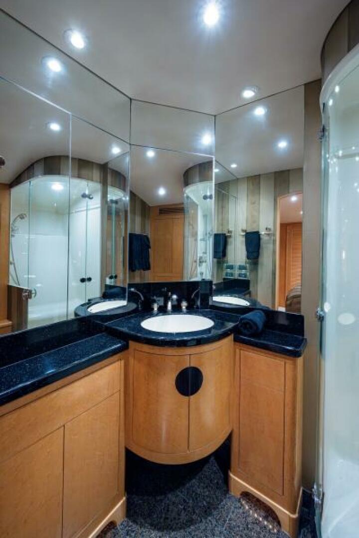 Slide: The Image of Amer Enclosed Flybridge 2001 - 5180836