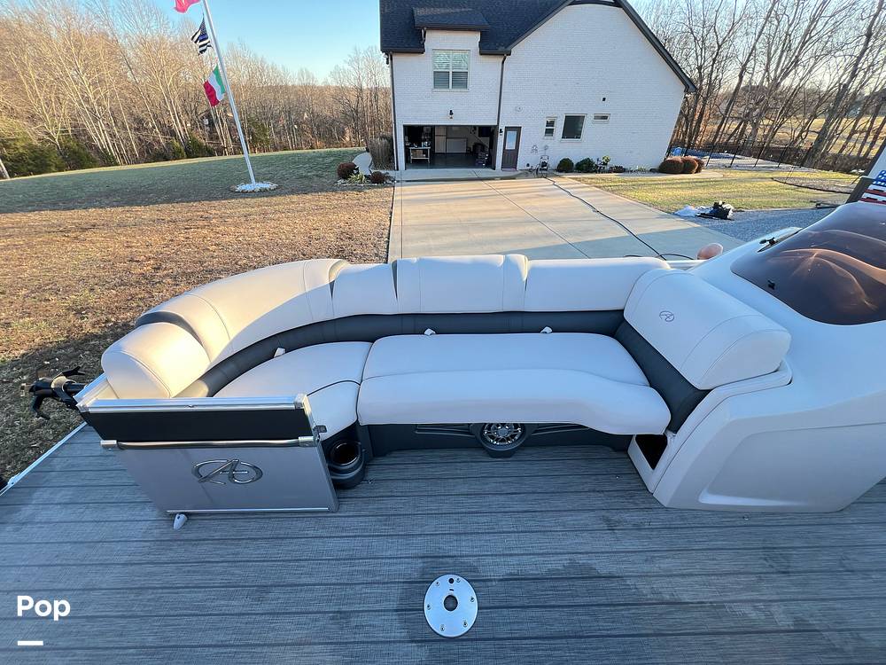 Slide: The Image of Avalon Catalina Platinum Entertainer 2585 2021 - 15190019