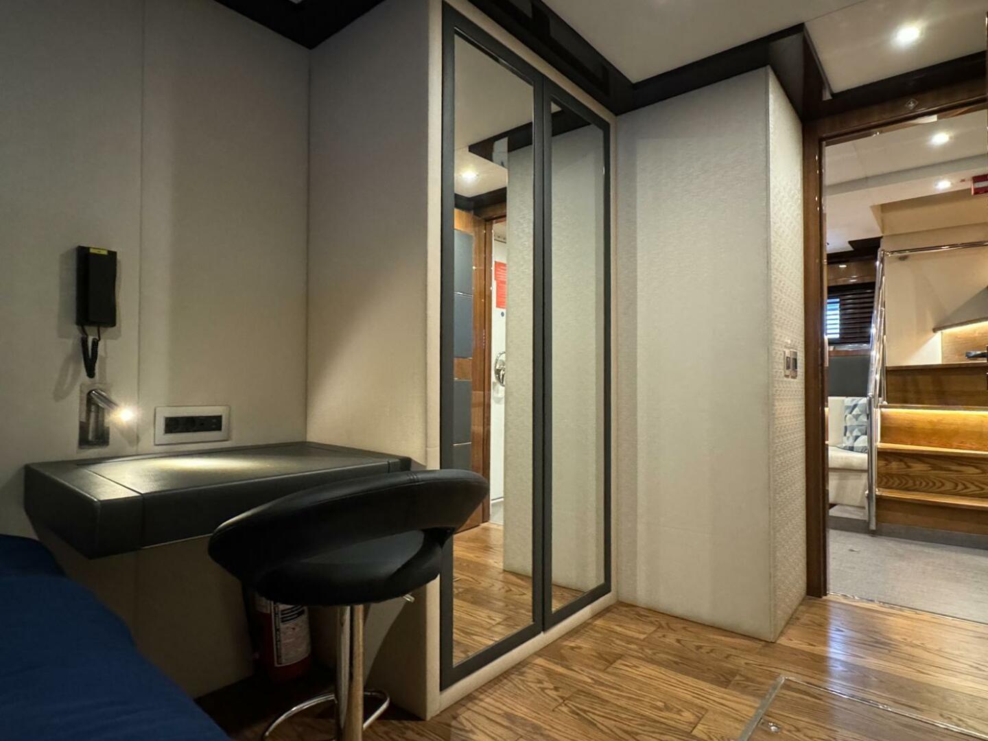 Slide: The Image of Crew Quarters - 4720901
