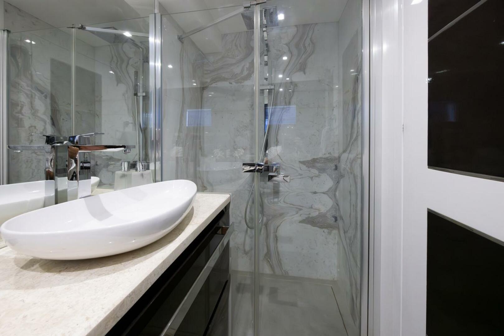Slide: The Image of Stbd Queen Cabin Shower - 4720720