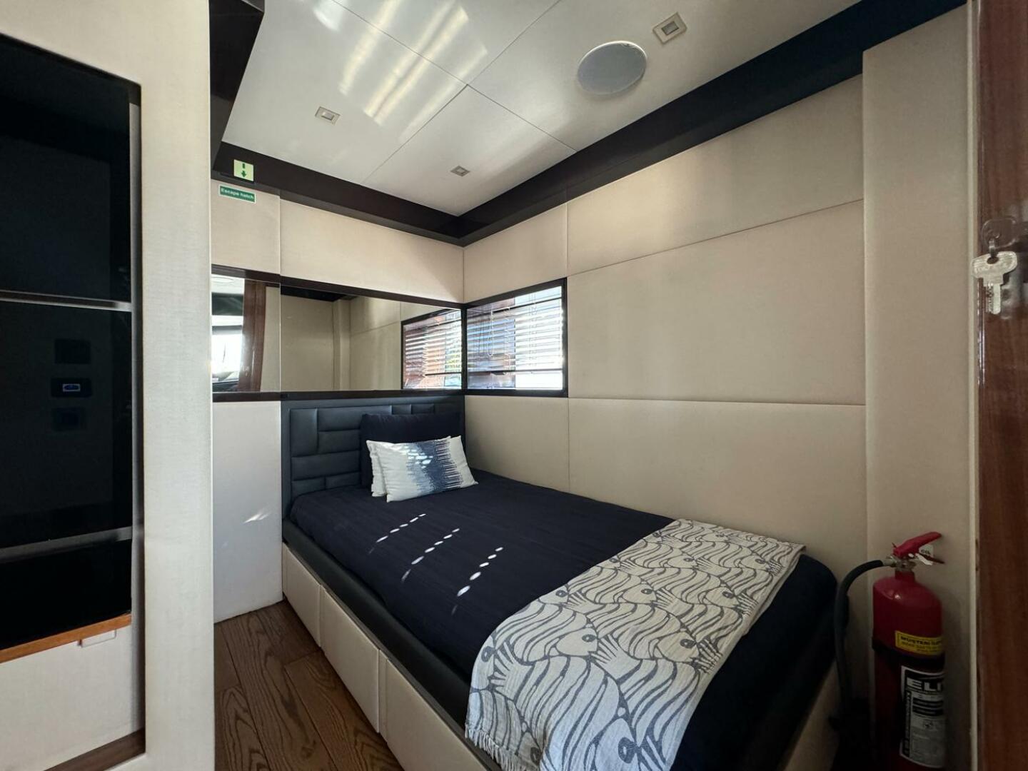 Slide: The Image of Captain's Cabin (1) - 4720769
