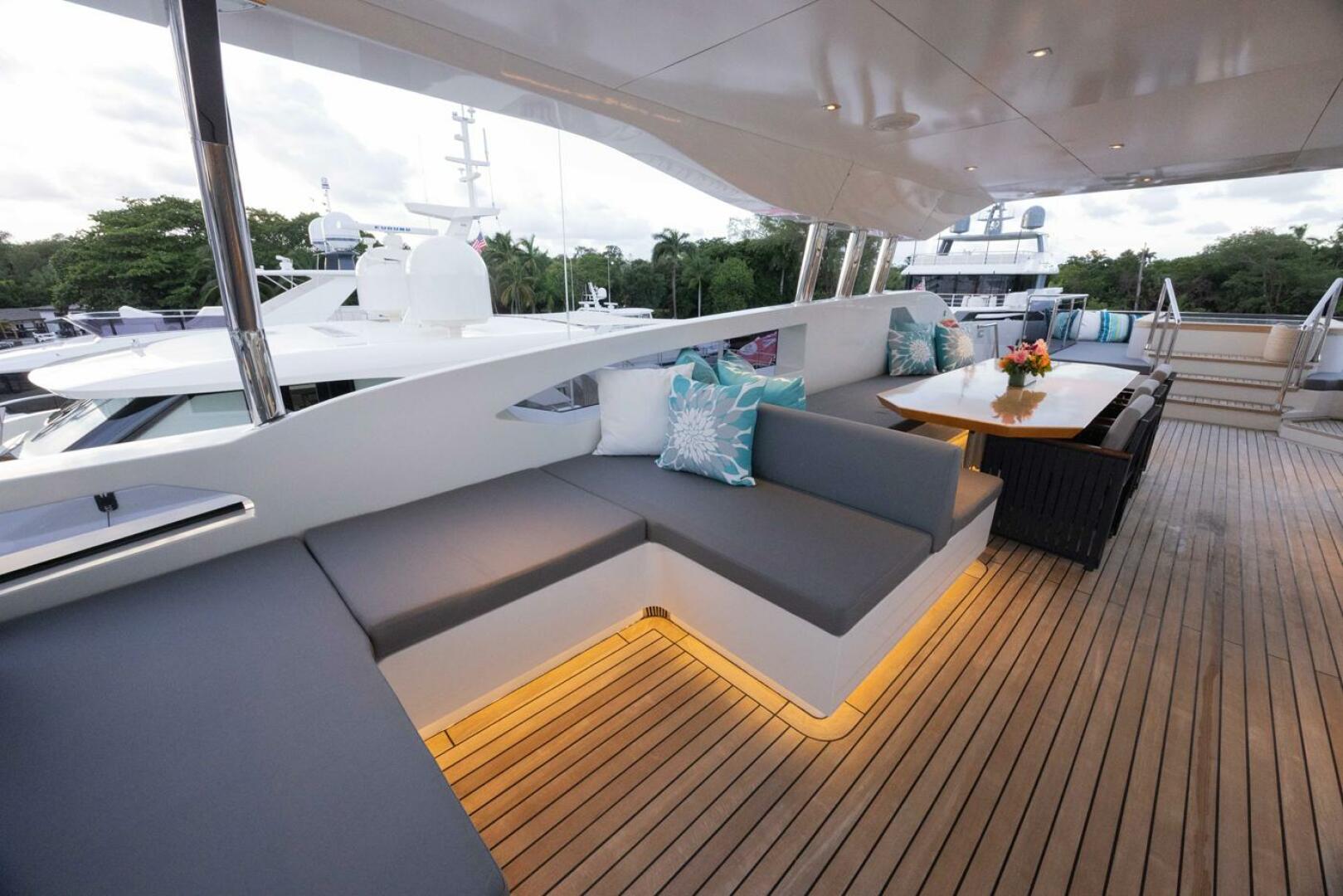 Slide: The Image of Flybridge Deck Seating - 4720788