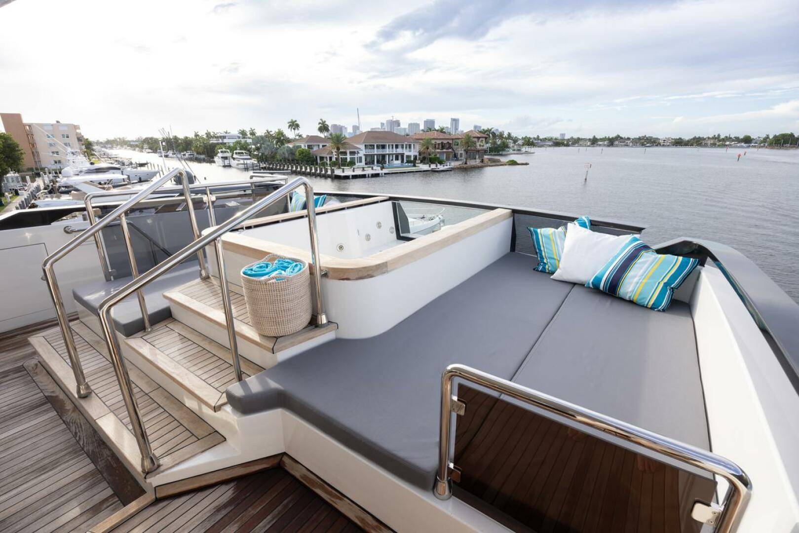Slide: The Image of Flybridge Deck Sun Area - 4720879