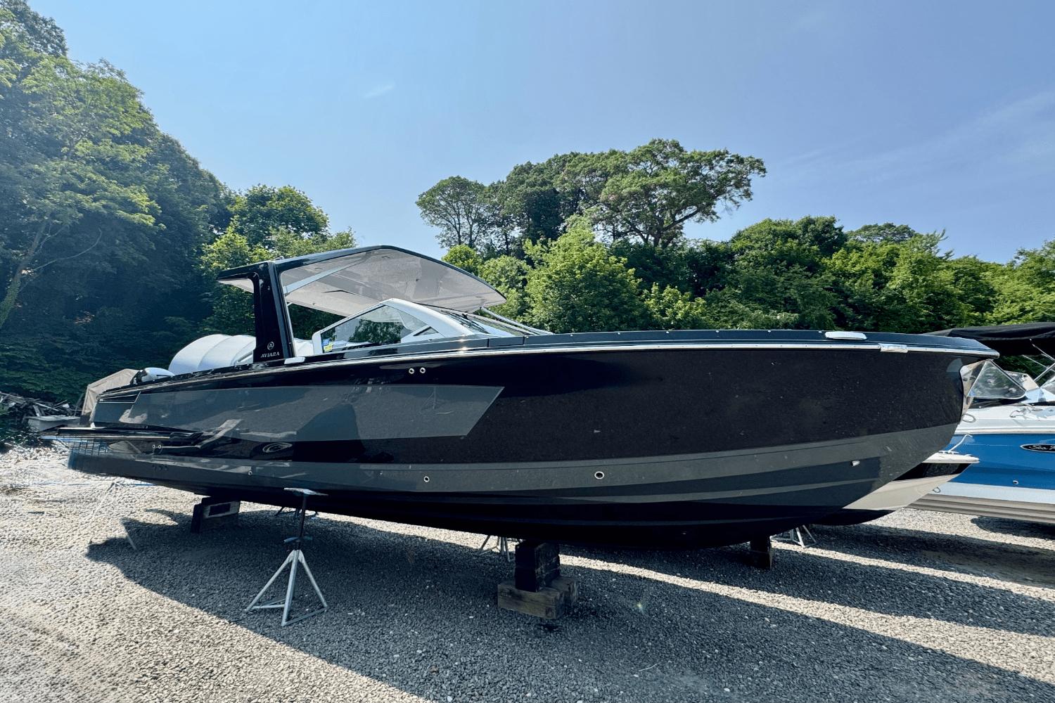 Slide: The Image of Aviara AV32 Outboard 2022 - 1