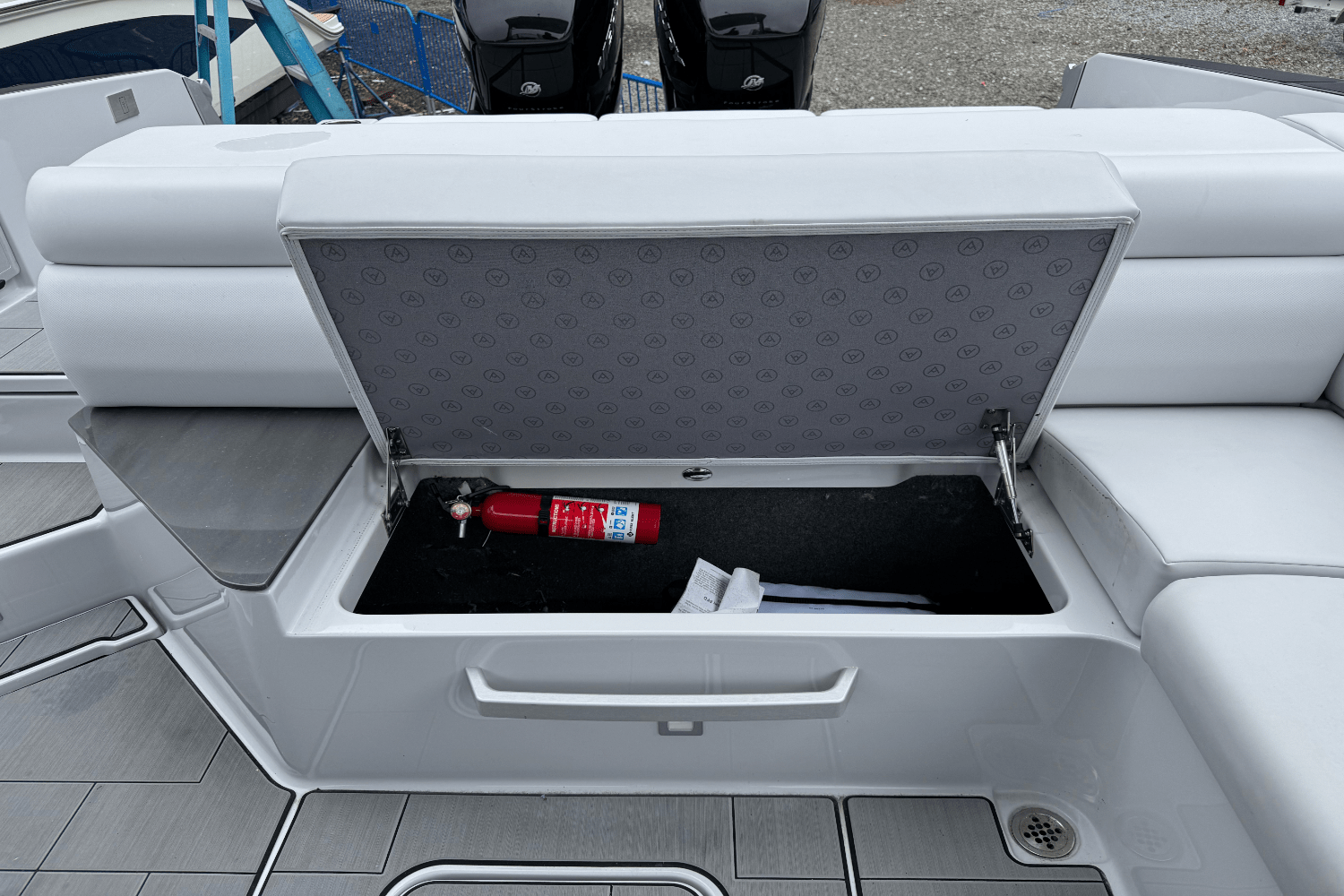 Slide: The Image of Aviara AV32 Outboard 2022 - 11