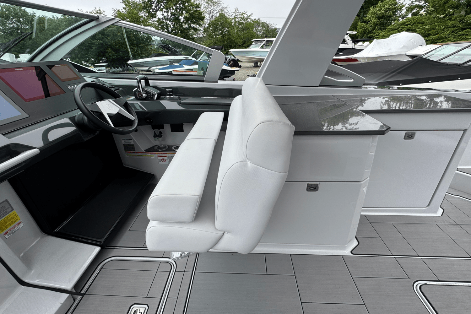 Slide: The Image of Aviara AV32 Outboard 2022 - 13