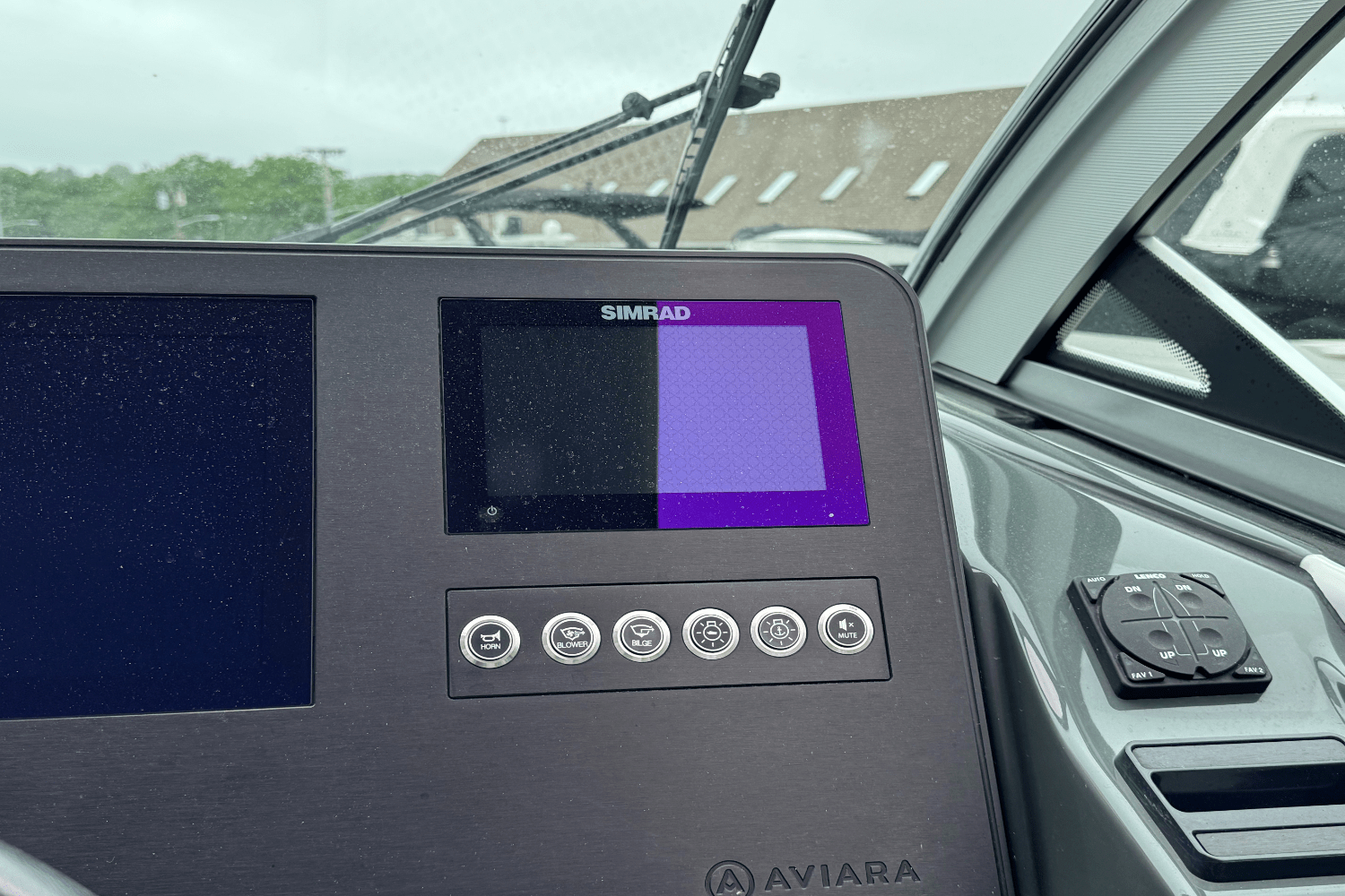 Slide: The Image of Aviara AV32 Outboard 2022 - 18