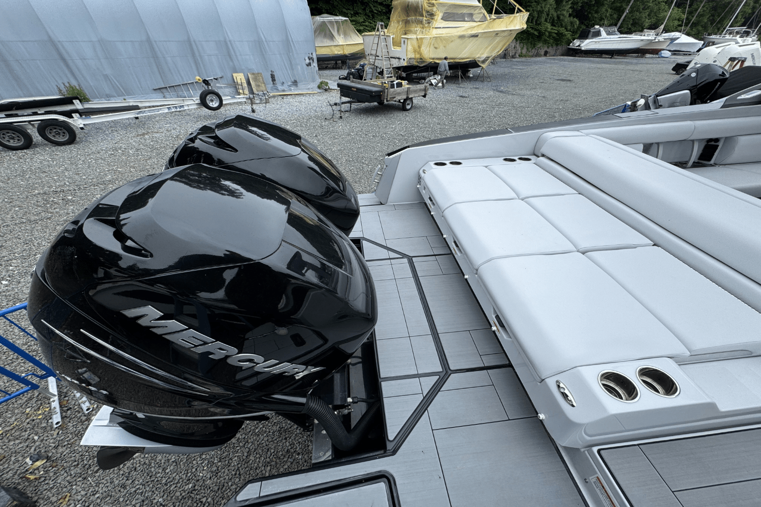 Slide: The Image of Aviara AV32 Outboard 2022 - 2