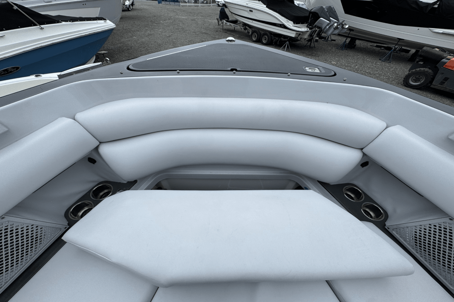 Slide: The Image of Aviara AV32 Outboard 2022 - 26