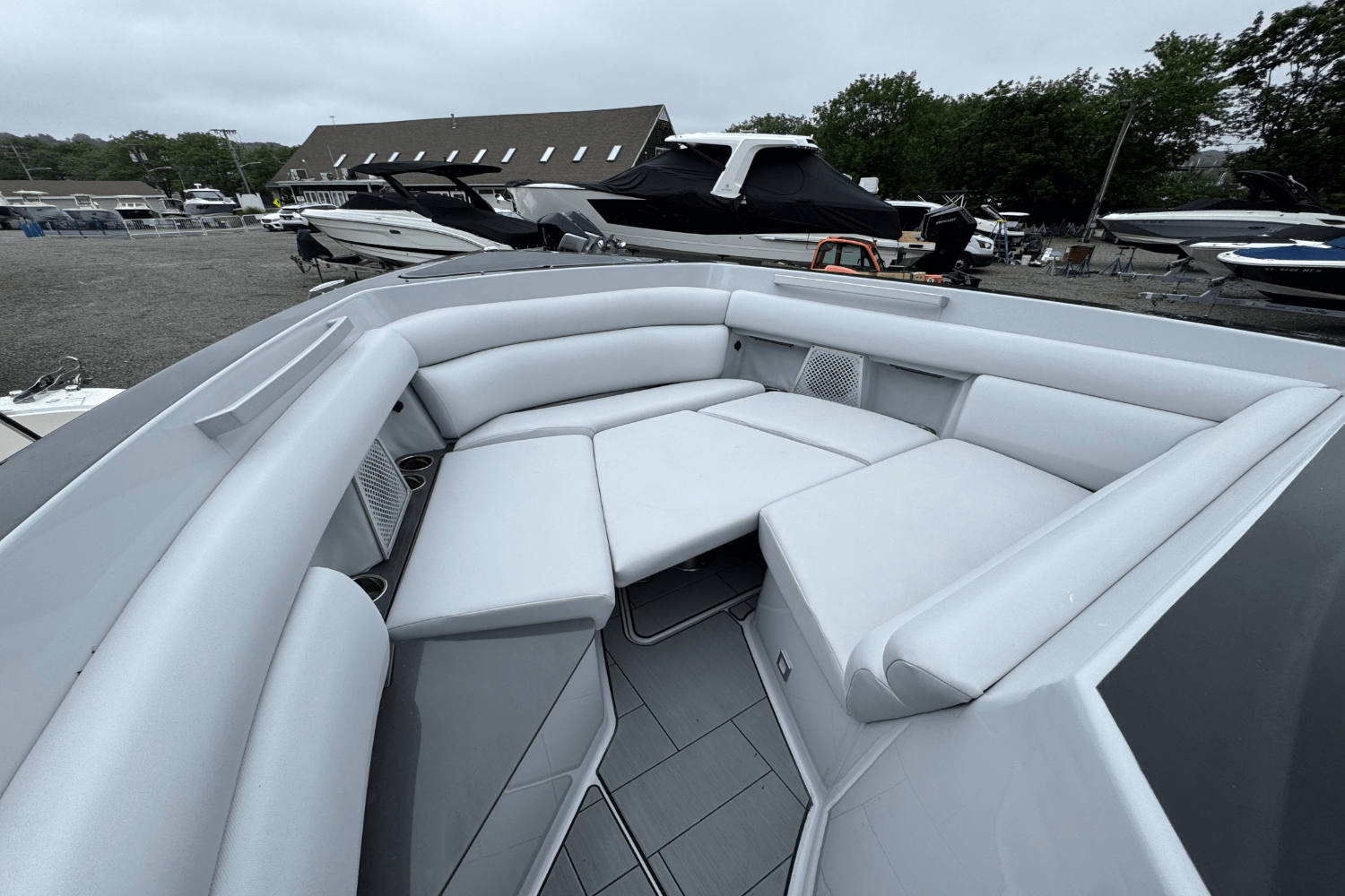 Slide: The Image of Aviara AV32 Outboard 2022 - 27