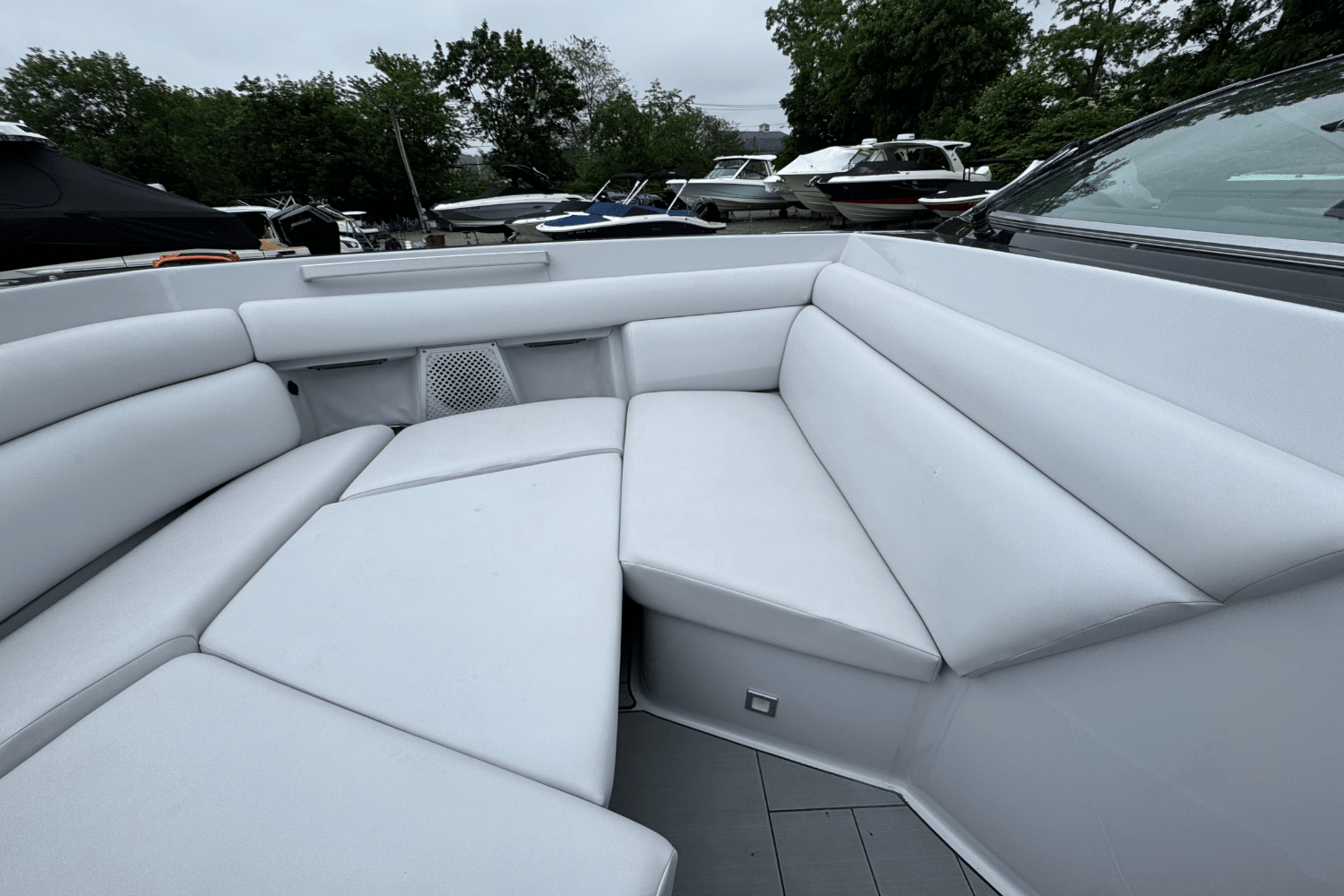 Slide: The Image of Aviara AV32 Outboard 2022 - 28