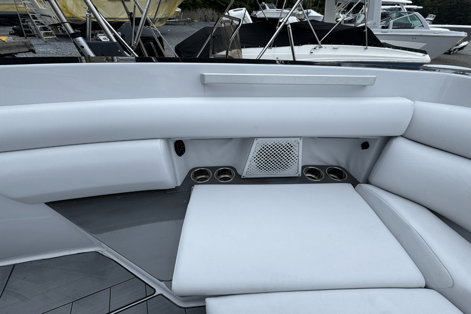 Slide: The Image of Aviara AV32 Outboard 2022 - 30