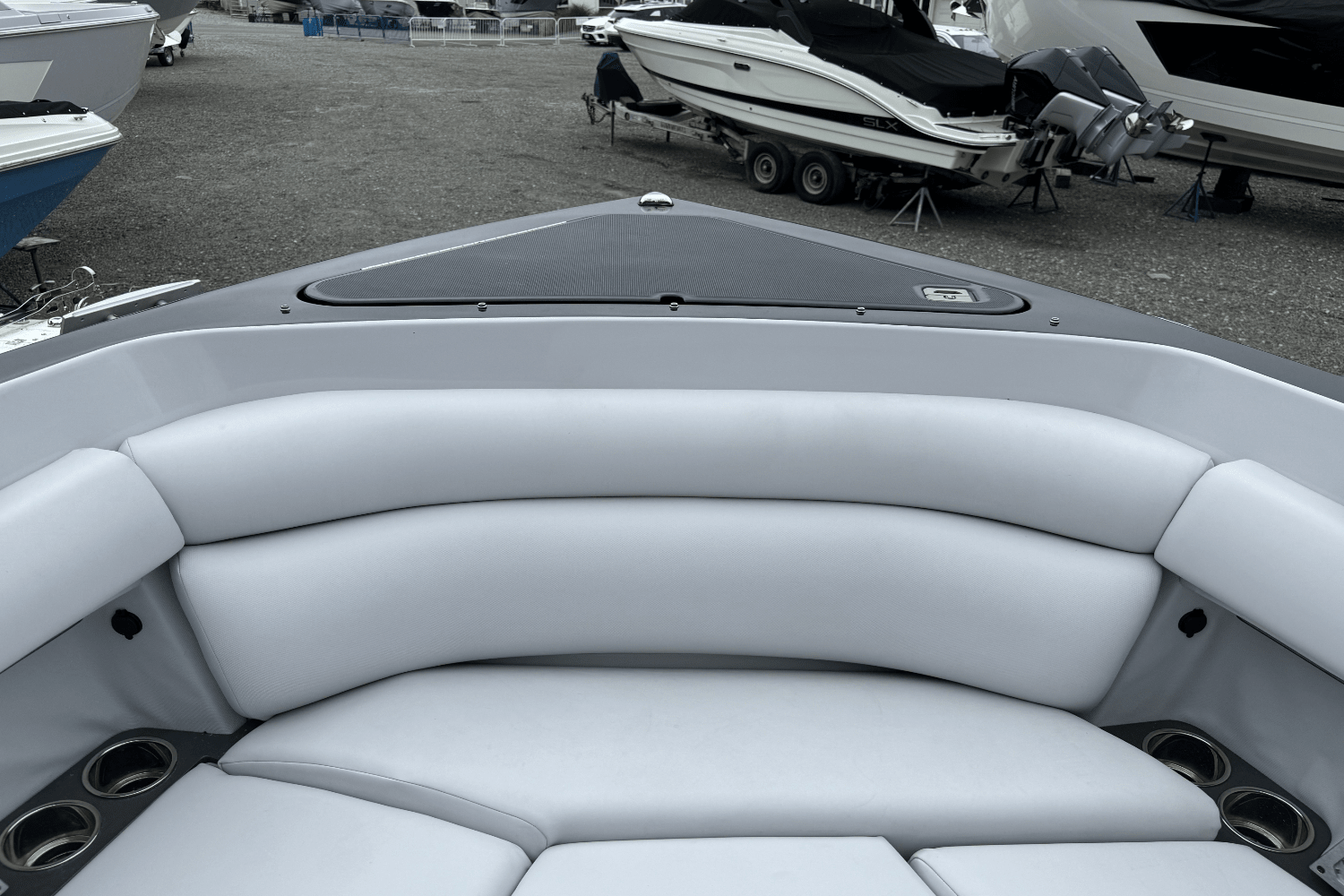 Slide: The Image of Aviara AV32 Outboard 2022 - 32