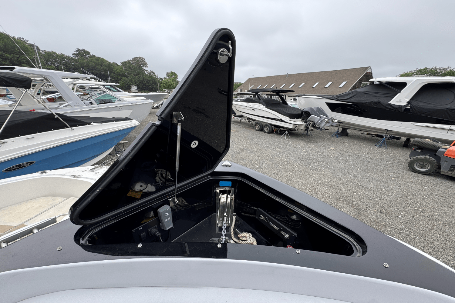 Slide: The Image of Aviara AV32 Outboard 2022 - 34