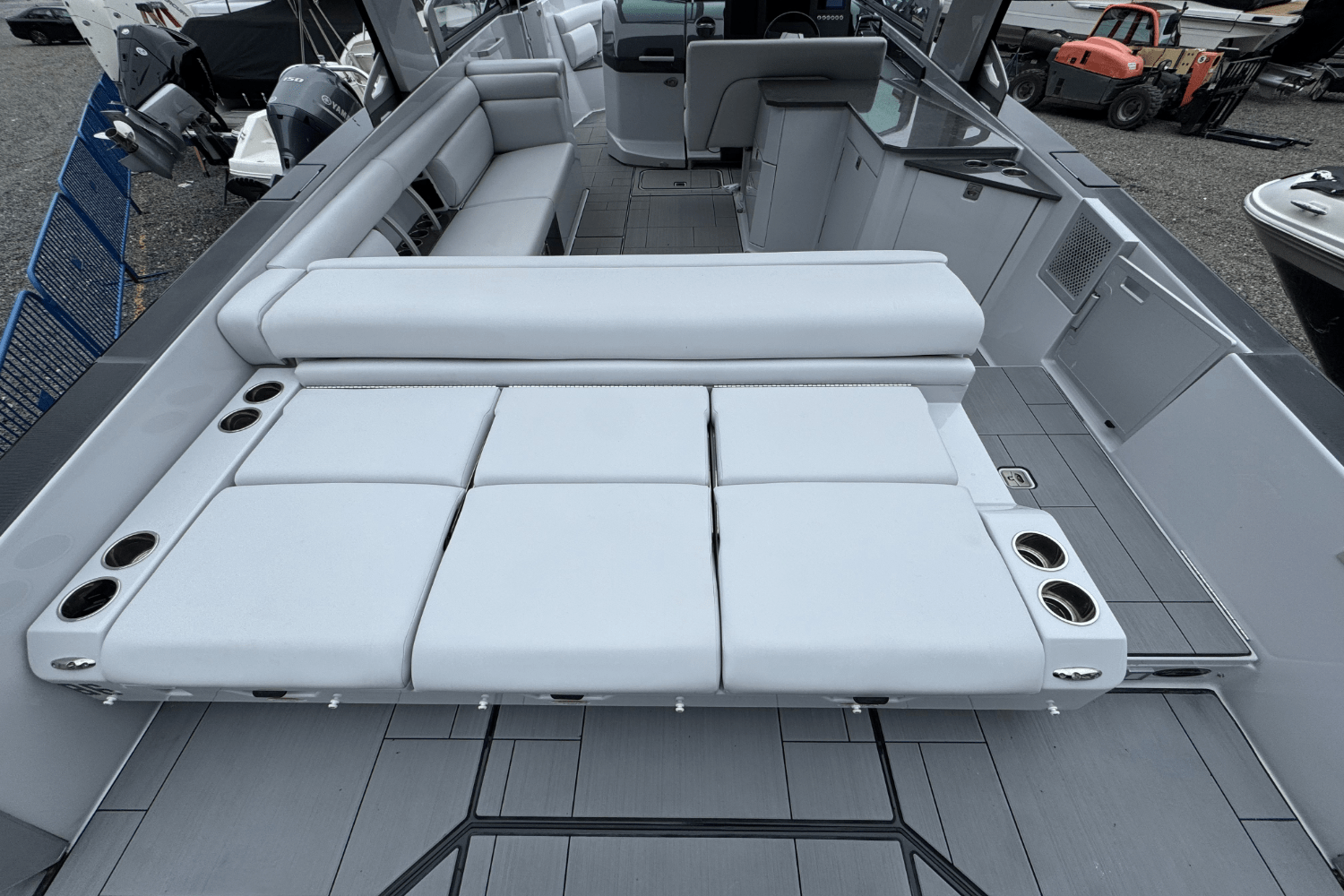 Slide: The Image of Aviara AV32 Outboard 2022 - 4