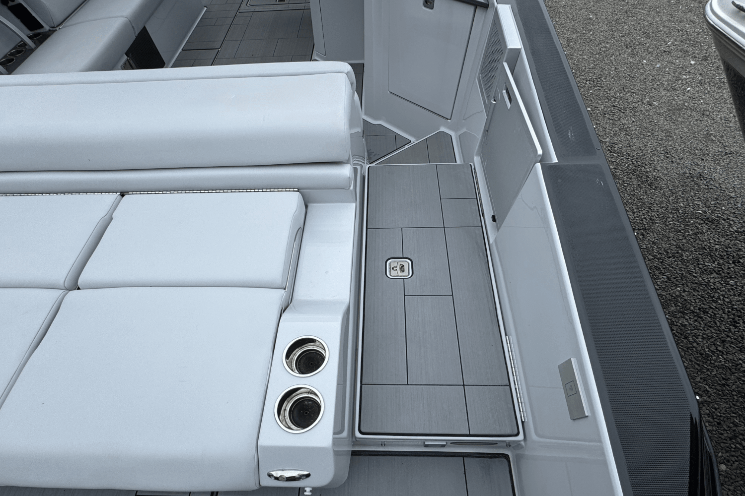Slide: The Image of Aviara AV32 Outboard 2022 - 5