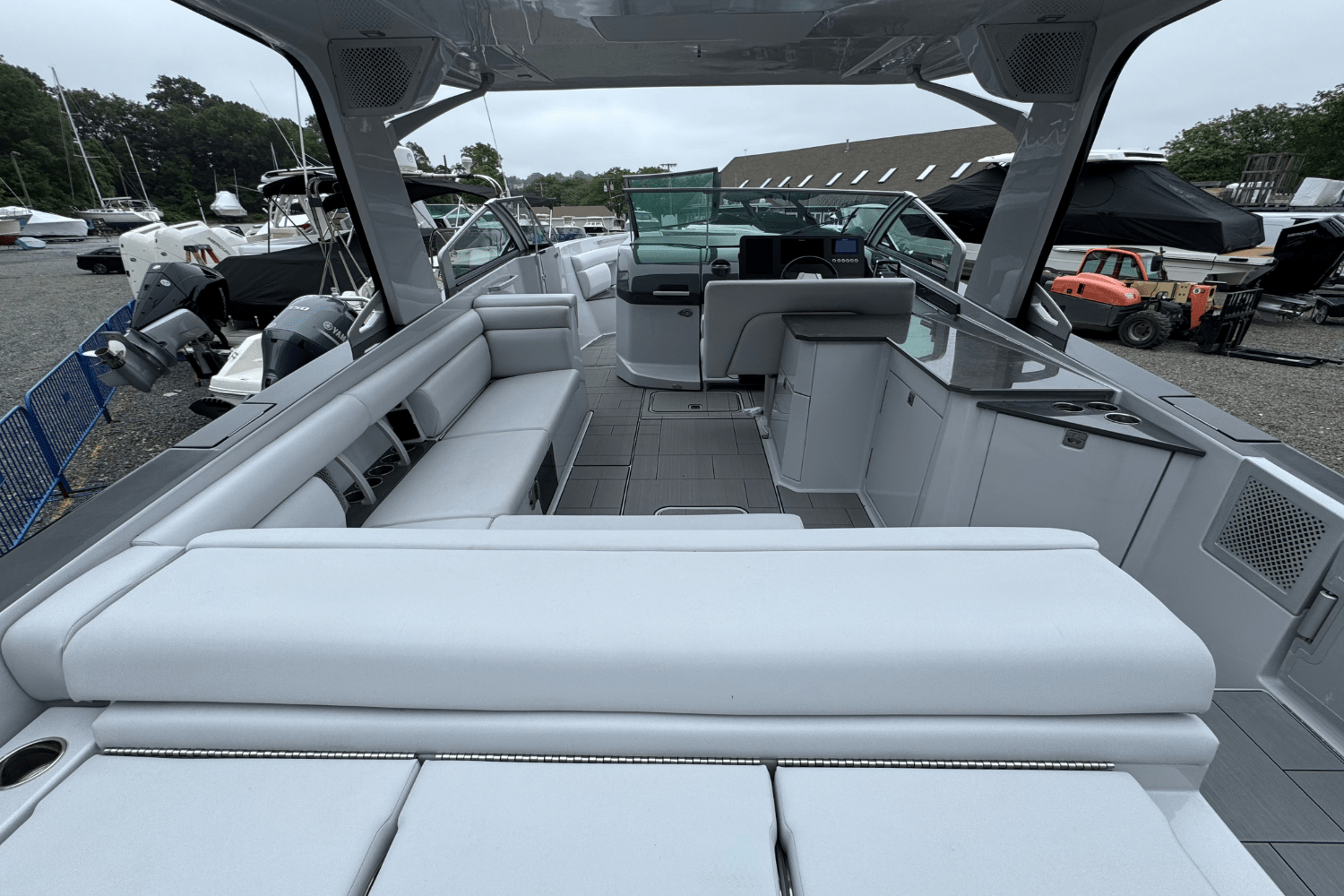 Slide: The Image of Aviara AV32 Outboard 2022 - 6
