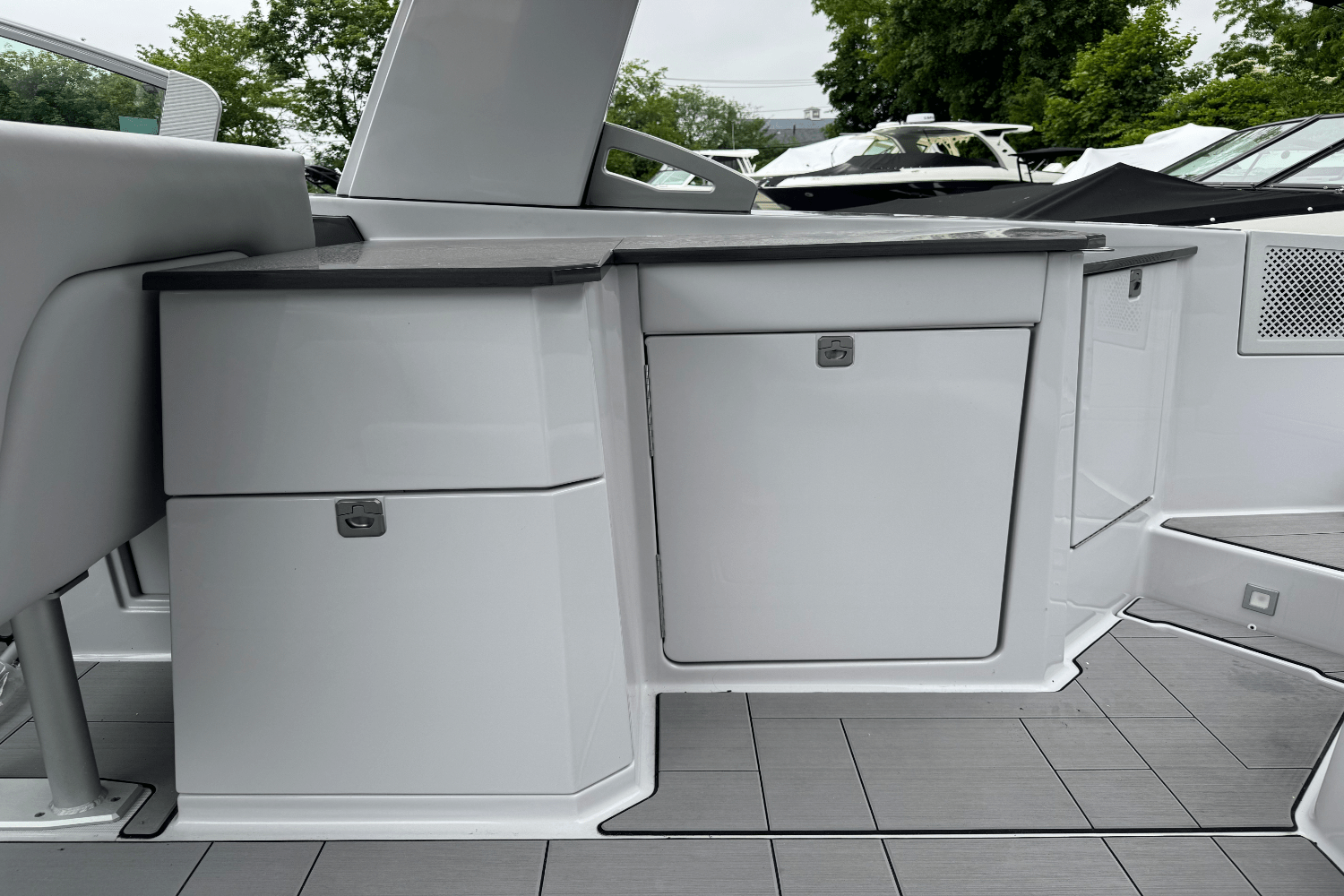 Slide: The Image of Aviara AV32 Outboard 2022 - 9